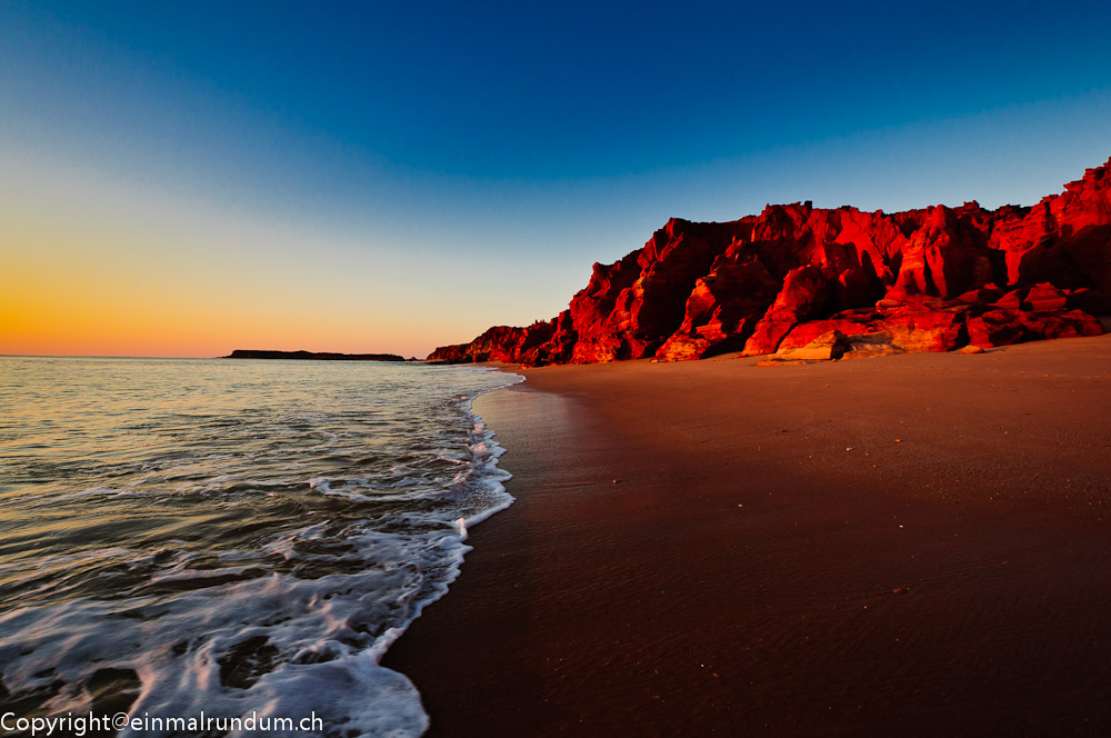 SANDIGE PISTEN UND MEER